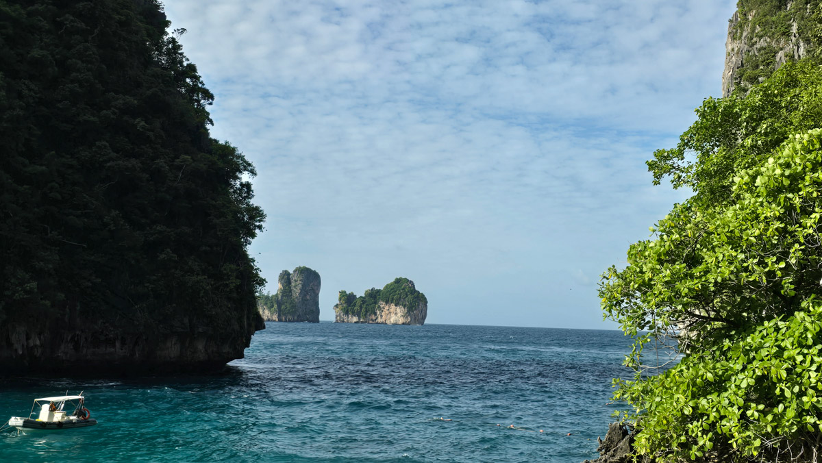 Сейчас бы на море! Чтобы белый песок, голубой океан, пальмы с кокосами и… кузнечики на обед?! Догадались, про какую страну речь? Правильно, мы о Таиланде, где недавно побывал владимирский турист Никита Овчинников-Коваринс. Молодой человек сполна насладился азиатской экзотикой, а полученными впечатлениями поделился с «Ключ-Медиа». Особенно относительно местной еды!