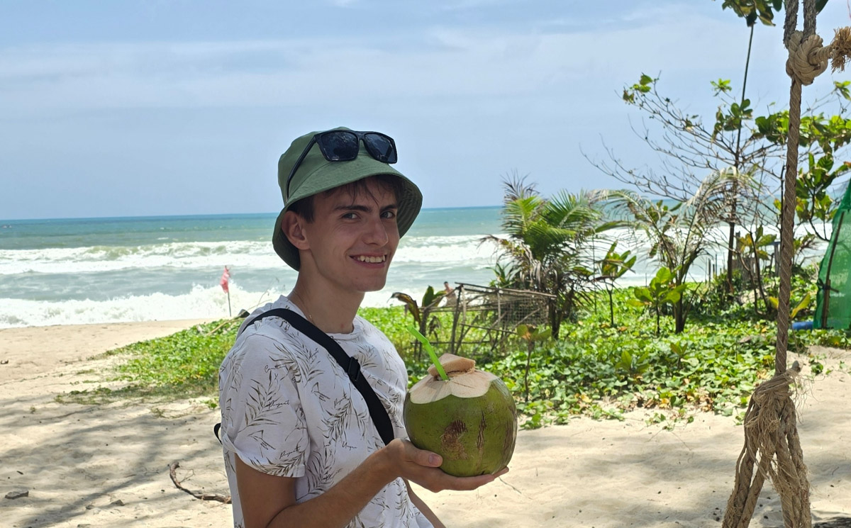 Сейчас бы на море! Чтобы белый песок, голубой океан, пальмы с кокосами и… кузнечики на обед?! Догадались, про какую страну речь? Правильно, мы о Таиланде, где недавно побывал владимирский турист Никита Овчинников-Коваринс. Молодой человек сполна насладился азиатской экзотикой, а полученными впечатлениями поделился с «Ключ-Медиа». Особенно относительно местной еды!