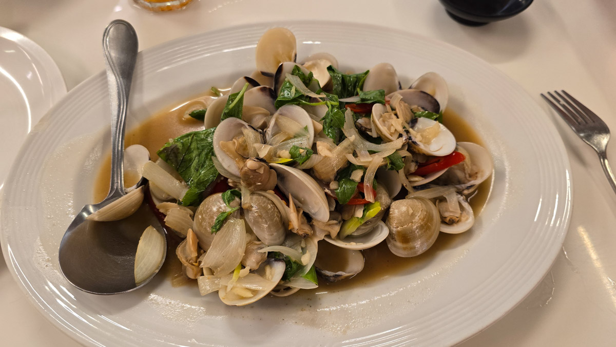 Сейчас бы на море! Чтобы белый песок, голубой океан, пальмы с кокосами и… кузнечики на обед?! Догадались, про какую страну речь? Правильно, мы о Таиланде, где недавно побывал владимирский турист Никита Овчинников-Коваринс. Молодой человек сполна насладился азиатской экзотикой, а полученными впечатлениями поделился с «Ключ-Медиа». Особенно относительно местной еды!