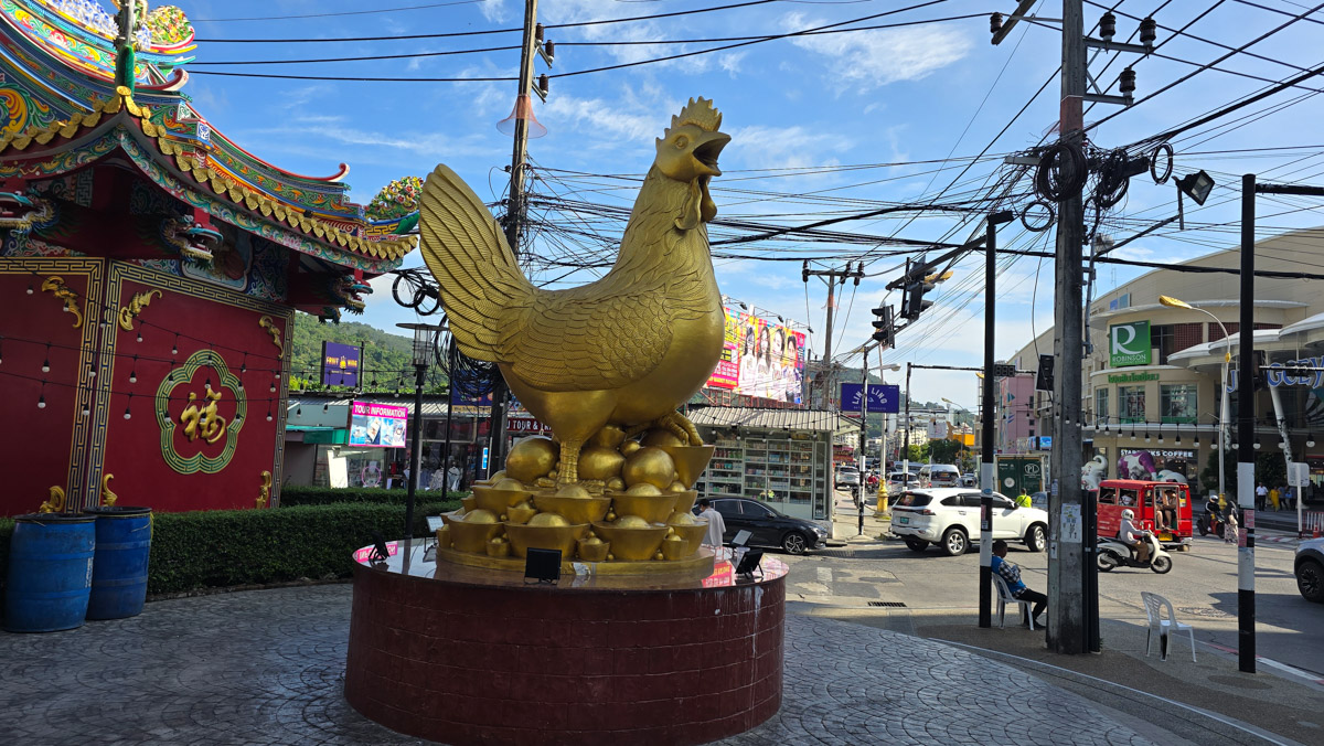 Сейчас бы на море! Чтобы белый песок, голубой океан, пальмы с кокосами и… кузнечики на обед?! Догадались, про какую страну речь? Правильно, мы о Таиланде, где недавно побывал владимирский турист Никита Овчинников-Коваринс. Молодой человек сполна насладился азиатской экзотикой, а полученными впечатлениями поделился с «Ключ-Медиа». Особенно относительно местной еды!