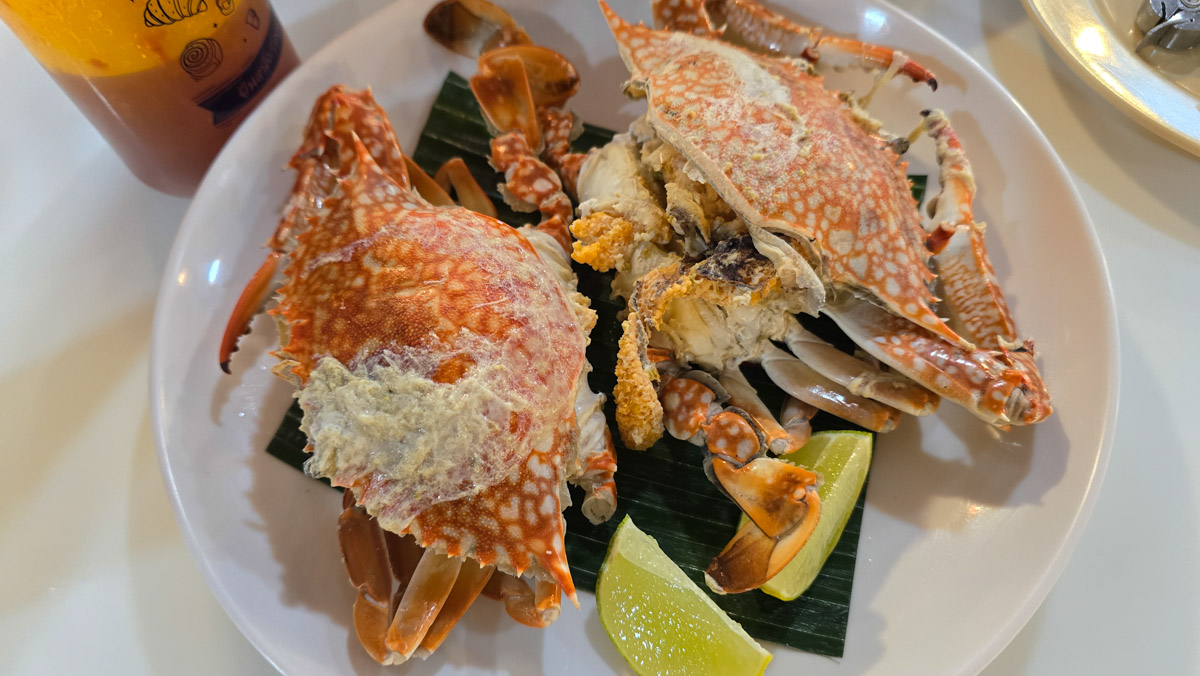 Сейчас бы на море! Чтобы белый песок, голубой океан, пальмы с кокосами и… кузнечики на обед?! Догадались, про какую страну речь? Правильно, мы о Таиланде, где недавно побывал владимирский турист Никита Овчинников-Коваринс. Молодой человек сполна насладился азиатской экзотикой, а полученными впечатлениями поделился с «Ключ-Медиа». Особенно относительно местной еды!