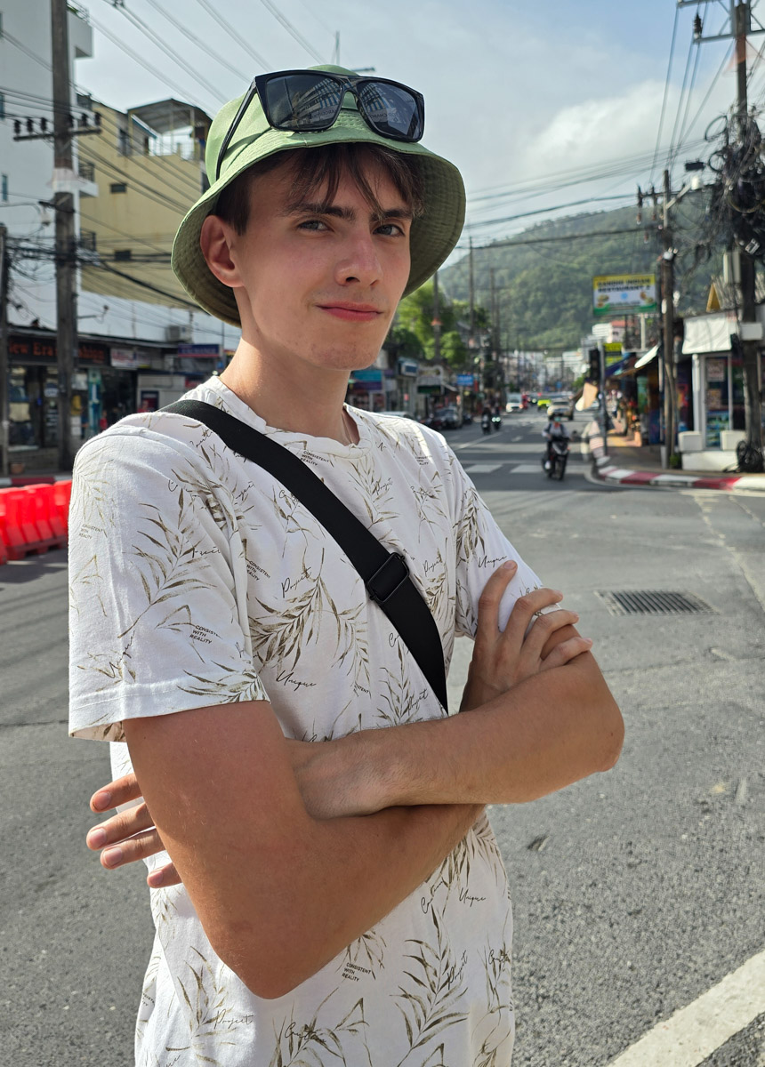 Сейчас бы на море! Чтобы белый песок, голубой океан, пальмы с кокосами и… кузнечики на обед?! Догадались, про какую страну речь? Правильно, мы о Таиланде, где недавно побывал владимирский турист Никита Овчинников-Коваринс. Молодой человек сполна насладился азиатской экзотикой, а полученными впечатлениями поделился с «Ключ-Медиа». Особенно относительно местной еды!