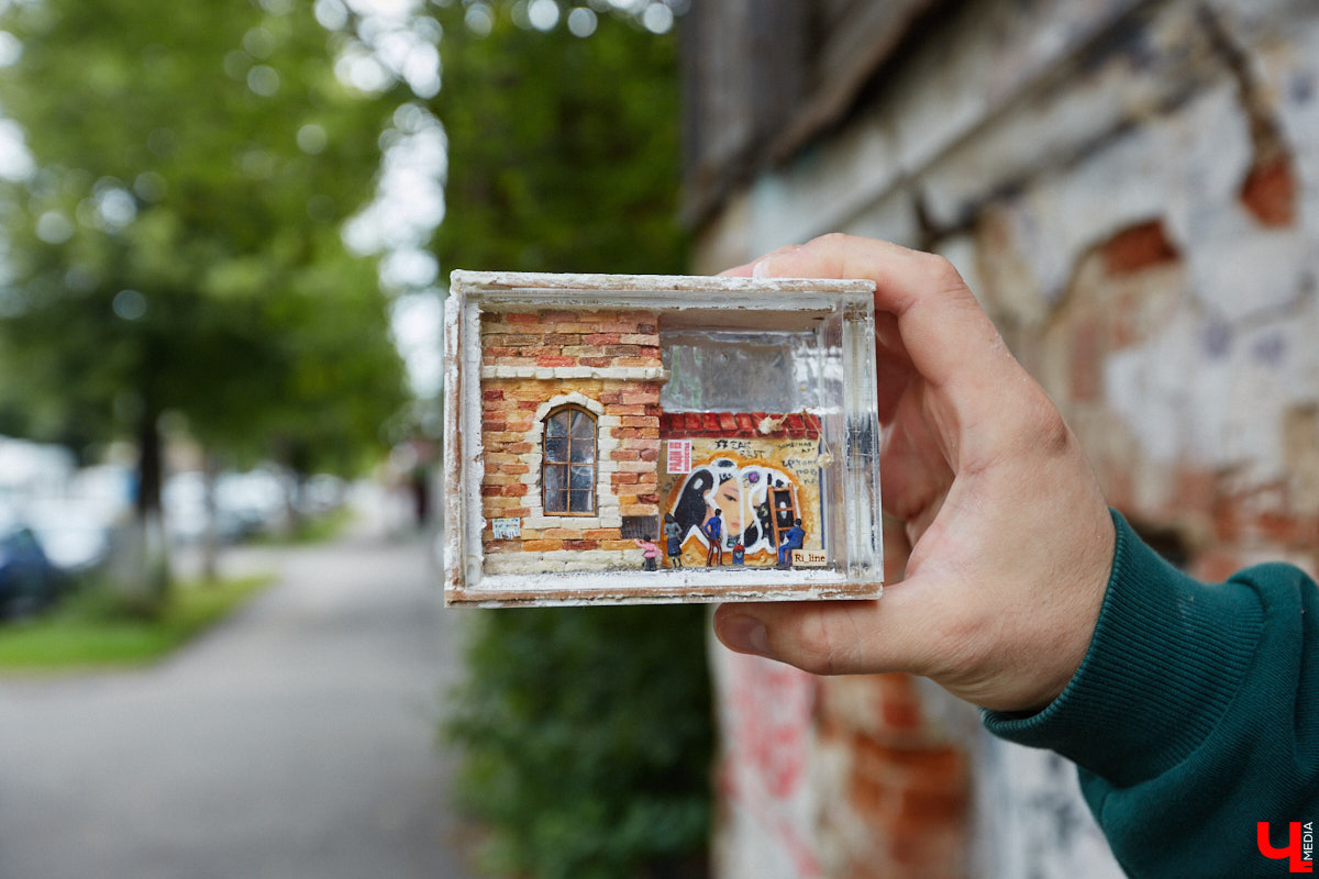 Уличные художники Регина Яфасова и Федор Карпов продолжают радовать жителей Владимира своими пасхалками в кирпичах. Сейчас их на улицах города около двадцати. Могло быть и больше, но часть миниатюр за пять лет разрушили. Время от времени авторы восстанавливают истории за стеклом и возвращают их на место. На монтаже одной из таких работ побывал и «Ключ-Медиа».