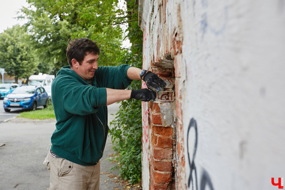 Уличные художники Регина Яфасова и Федор Карпов продолжают радовать жителей Владимира своими пасхалками в кирпичах. Сейчас их на улицах города около двадцати. Могло быть и больше, но часть миниатюр за пять лет разрушили. Время от времени авторы восстанавливают истории за стеклом и возвращают их на место. На монтаже одной из таких работ побывал и «Ключ-Медиа».