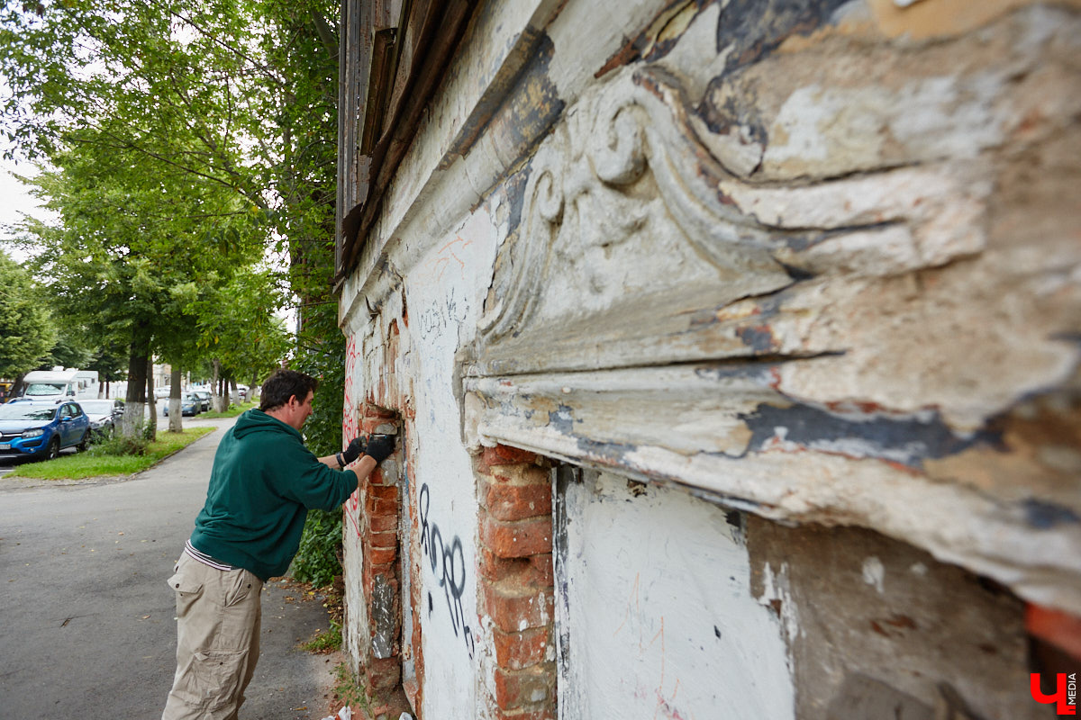 Уличные художники Регина Яфасова и Федор Карпов продолжают радовать жителей Владимира своими пасхалками в кирпичах. Сейчас их на улицах города около двадцати. Могло быть и больше, но часть миниатюр за пять лет разрушили. Время от времени авторы восстанавливают истории за стеклом и возвращают их на место. На монтаже одной из таких работ побывал и «Ключ-Медиа».