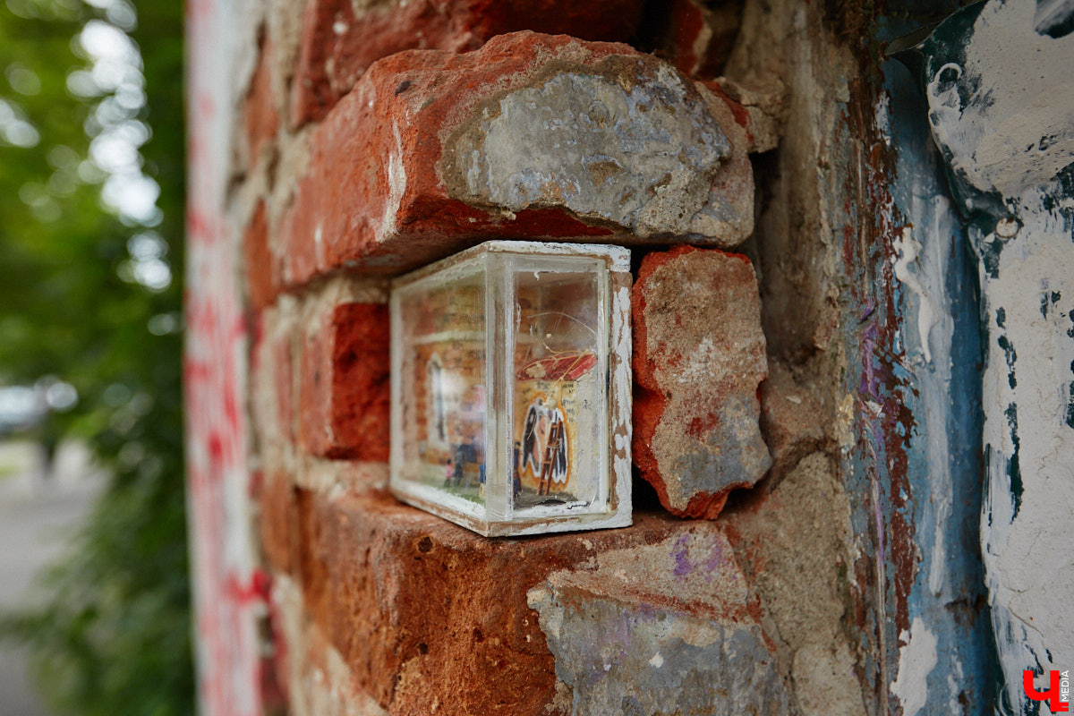 Уличные художники Регина Яфасова и Федор Карпов продолжают радовать жителей Владимира своими пасхалками в кирпичах. Сейчас их на улицах города около двадцати. Могло быть и больше, но часть миниатюр за пять лет разрушили. Время от времени авторы восстанавливают истории за стеклом и возвращают их на место. На монтаже одной из таких работ побывал и «Ключ-Медиа».