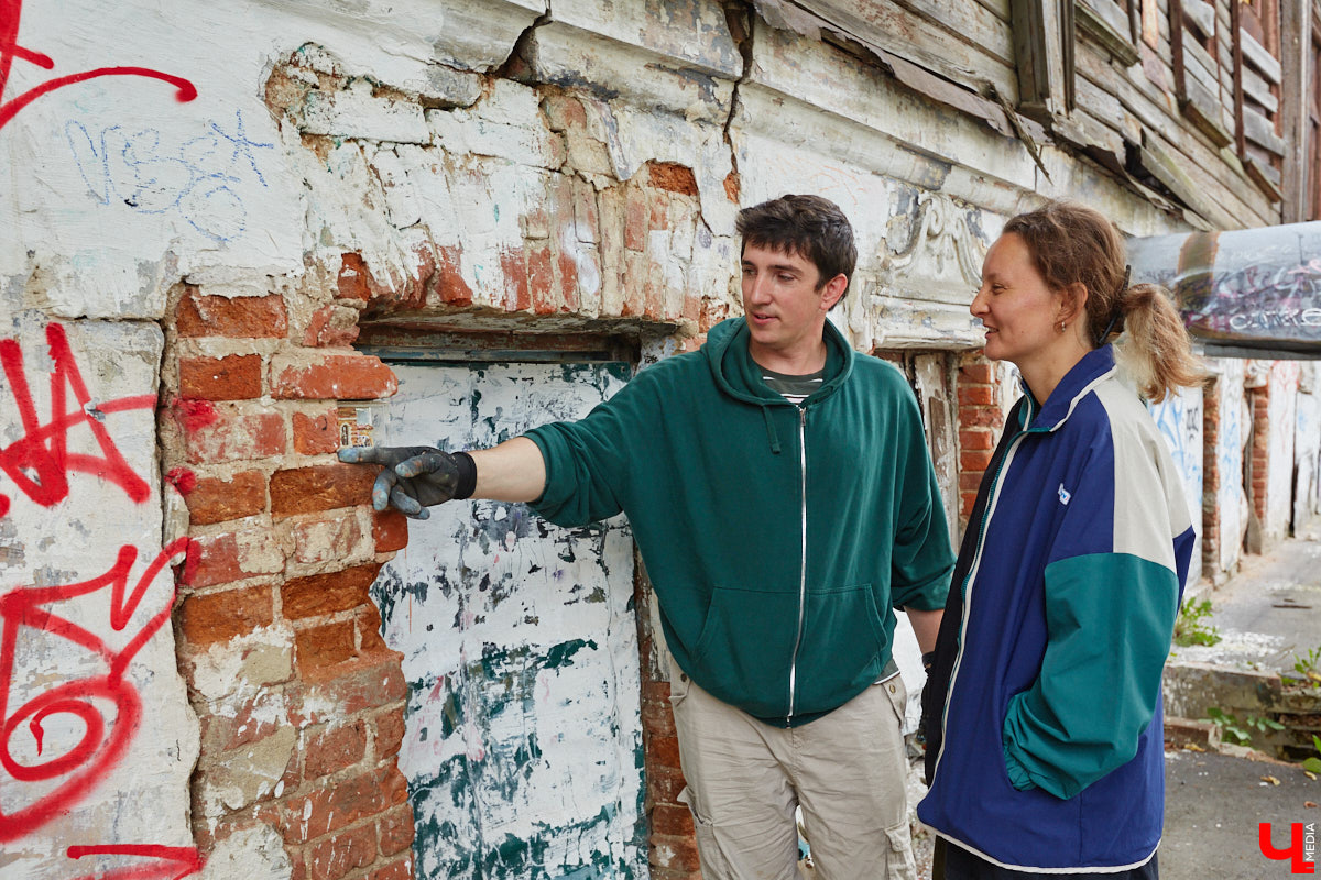Уличные художники Регина Яфасова и Федор Карпов продолжают радовать жителей Владимира своими пасхалками в кирпичах. Сейчас их на улицах города около двадцати. Могло быть и больше, но часть миниатюр за пять лет разрушили. Время от времени авторы восстанавливают истории за стеклом и возвращают их на место. На монтаже одной из таких работ побывал и «Ключ-Медиа».