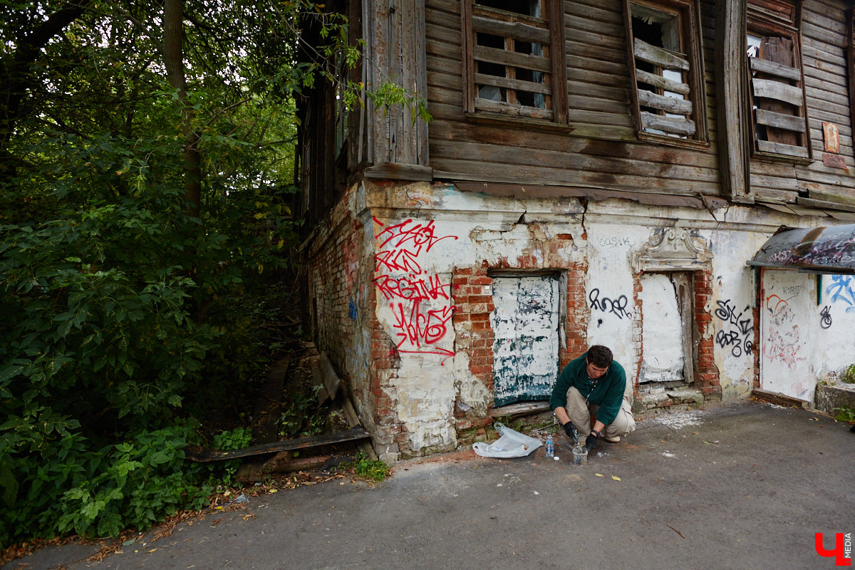 Уличные художники Регина Яфасова и Федор Карпов продолжают радовать жителей Владимира своими пасхалками в кирпичах. Сейчас их на улицах города около двадцати. Могло быть и больше, но часть миниатюр за пять лет разрушили. Время от времени авторы восстанавливают истории за стеклом и возвращают их на место. На монтаже одной из таких работ побывал и «Ключ-Медиа».