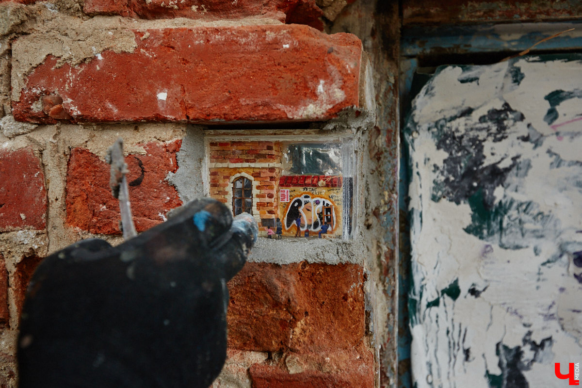 Уличные художники Регина Яфасова и Федор Карпов продолжают радовать жителей Владимира своими пасхалками в кирпичах. Сейчас их на улицах города около двадцати. Могло быть и больше, но часть миниатюр за пять лет разрушили. Время от времени авторы восстанавливают истории за стеклом и возвращают их на место. На монтаже одной из таких работ побывал и «Ключ-Медиа».