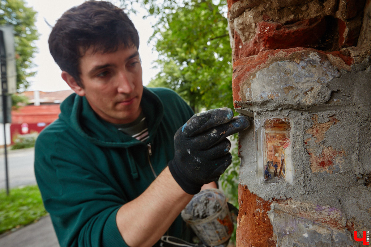 Уличные художники Регина Яфасова и Федор Карпов продолжают радовать жителей Владимира своими пасхалками в кирпичах. Сейчас их на улицах города около двадцати. Могло быть и больше, но часть миниатюр за пять лет разрушили. Время от времени авторы восстанавливают истории за стеклом и возвращают их на место. На монтаже одной из таких работ побывал и «Ключ-Медиа».