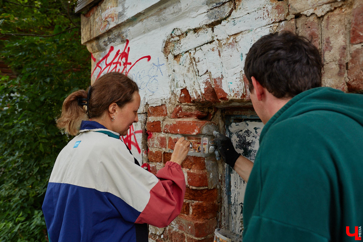 Уличные художники Регина Яфасова и Федор Карпов продолжают радовать жителей Владимира своими пасхалками в кирпичах. Сейчас их на улицах города около двадцати. Могло быть и больше, но часть миниатюр за пять лет разрушили. Время от времени авторы восстанавливают истории за стеклом и возвращают их на место. На монтаже одной из таких работ побывал и «Ключ-Медиа».