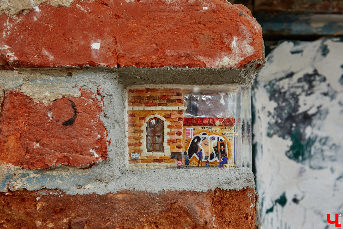 Уличные художники Регина Яфасова и Федор Карпов продолжают радовать жителей Владимира своими пасхалками в кирпичах. Сейчас их на улицах города около двадцати. Могло быть и больше, но часть миниатюр за пять лет разрушили. Время от времени авторы восстанавливают истории за стеклом и возвращают их на место. На монтаже одной из таких работ побывал и «Ключ-Медиа».