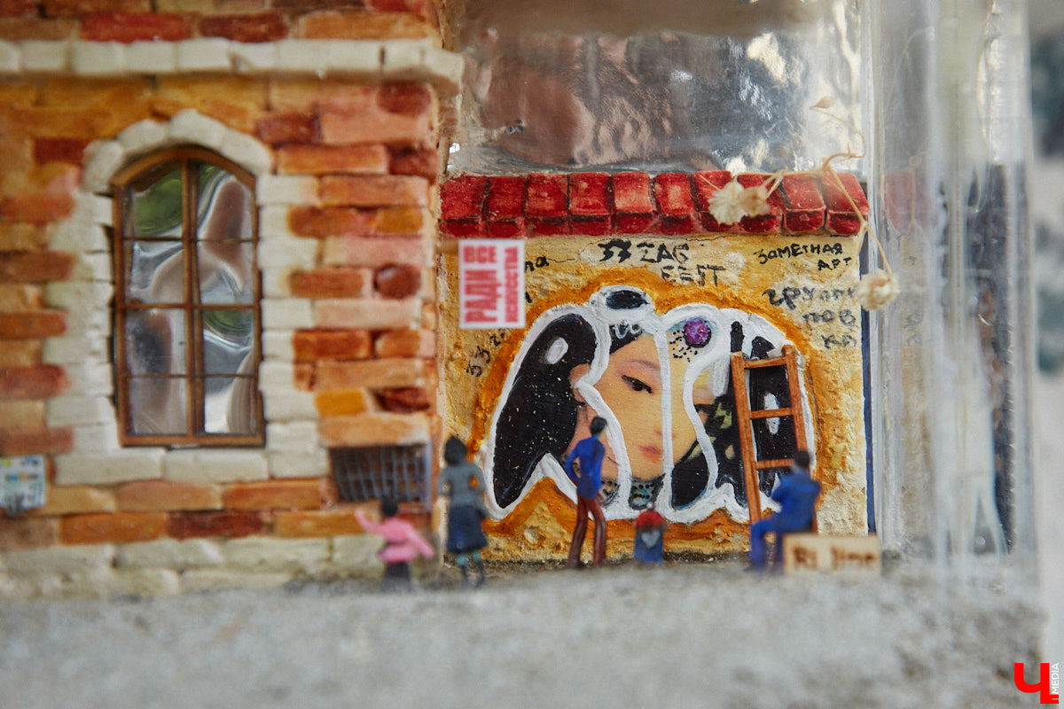 Уличные художники Регина Яфасова и Федор Карпов продолжают радовать жителей Владимира своими пасхалками в кирпичах. Сейчас их на улицах города около двадцати. Могло быть и больше, но часть миниатюр за пять лет разрушили. Время от времени авторы восстанавливают истории за стеклом и возвращают их на место. На монтаже одной из таких работ побывал и «Ключ-Медиа».