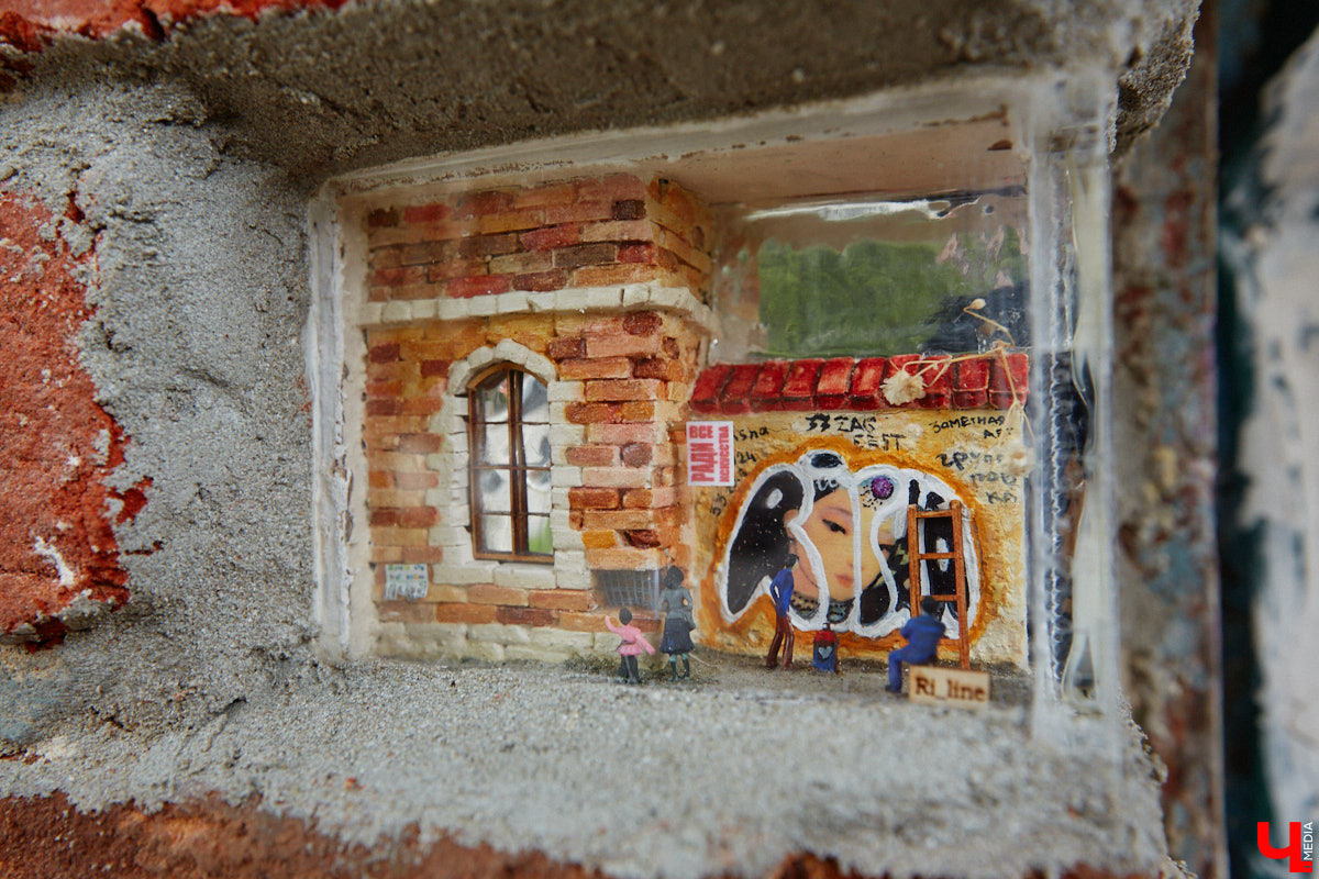 Уличные художники Регина Яфасова и Федор Карпов продолжают радовать жителей Владимира своими пасхалками в кирпичах. Сейчас их на улицах города около двадцати. Могло быть и больше, но часть миниатюр за пять лет разрушили. Время от времени авторы восстанавливают истории за стеклом и возвращают их на место. На монтаже одной из таких работ побывал и «Ключ-Медиа».