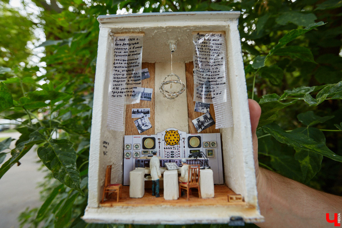 Уличные художники Регина Яфасова и Федор Карпов продолжают радовать жителей Владимира своими пасхалками в кирпичах. Сейчас их на улицах города около двадцати. Могло быть и больше, но часть миниатюр за пять лет разрушили. Время от времени авторы восстанавливают истории за стеклом и возвращают их на место. На монтаже одной из таких работ побывал и «Ключ-Медиа».