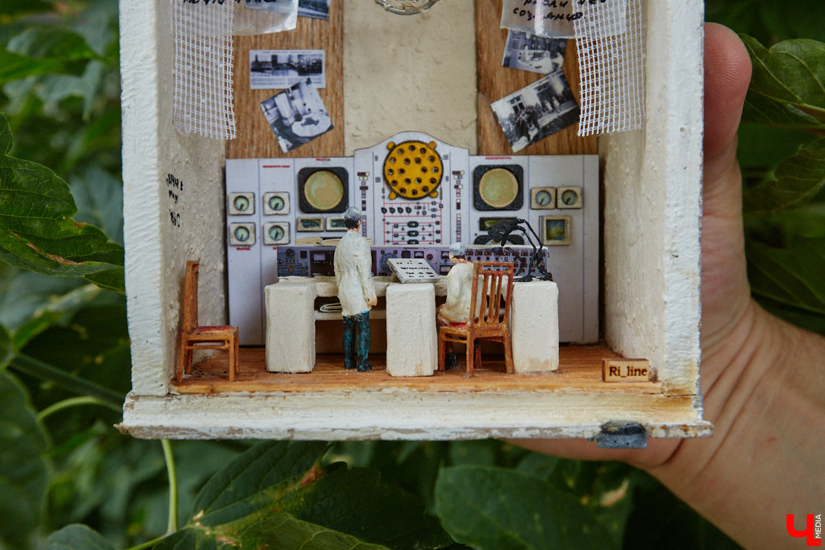 Уличные художники Регина Яфасова и Федор Карпов продолжают радовать жителей Владимира своими пасхалками в кирпичах. Сейчас их на улицах города около двадцати. Могло быть и больше, но часть миниатюр за пять лет разрушили. Время от времени авторы восстанавливают истории за стеклом и возвращают их на место. На монтаже одной из таких работ побывал и «Ключ-Медиа».