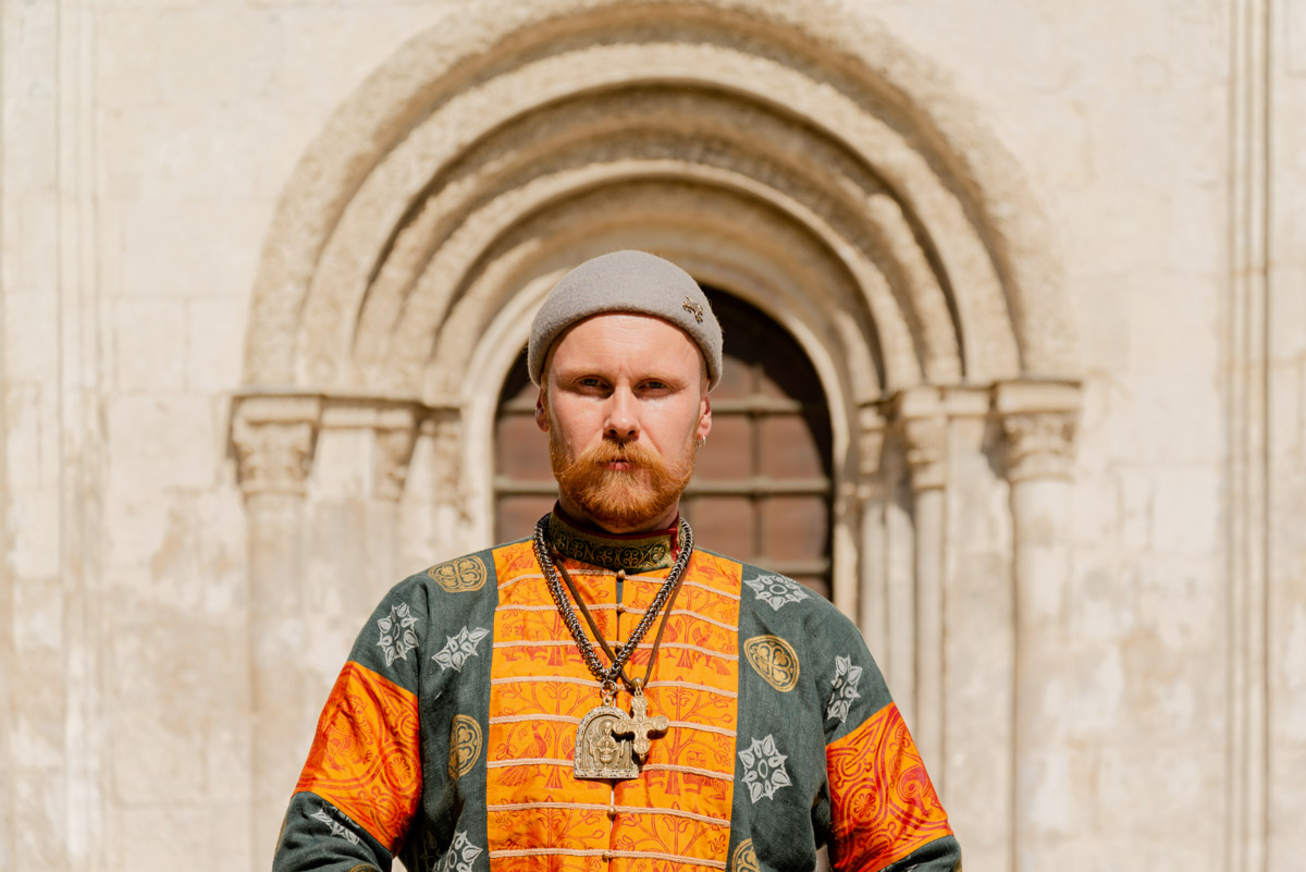 Владимиро-Суздальская земля хранит дух прошлого. Стены древних храмов и живописные просторы вдохновляют местных жителей на творческие проекты. Подхватив тренд, «Ключ-Медиа» собрал исторические и стилизованные фотоистории, погружающие зрителя в глубь веков.