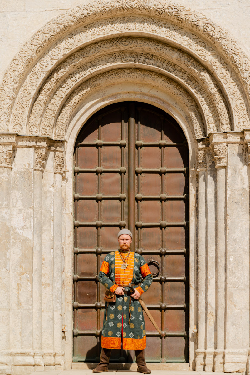 Владимиро-Суздальская земля хранит дух прошлого. Стены древних храмов и живописные просторы вдохновляют местных жителей на творческие проекты. Подхватив тренд, «Ключ-Медиа» собрал исторические и стилизованные фотоистории, погружающие зрителя в глубь веков.