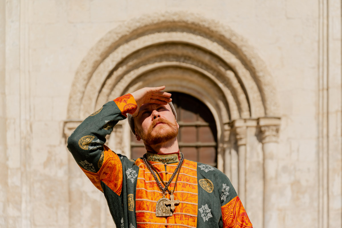 Владимиро-Суздальская земля хранит дух прошлого. Стены древних храмов и живописные просторы вдохновляют местных жителей на творческие проекты. Подхватив тренд, «Ключ-Медиа» собрал исторические и стилизованные фотоистории, погружающие зрителя в глубь веков.