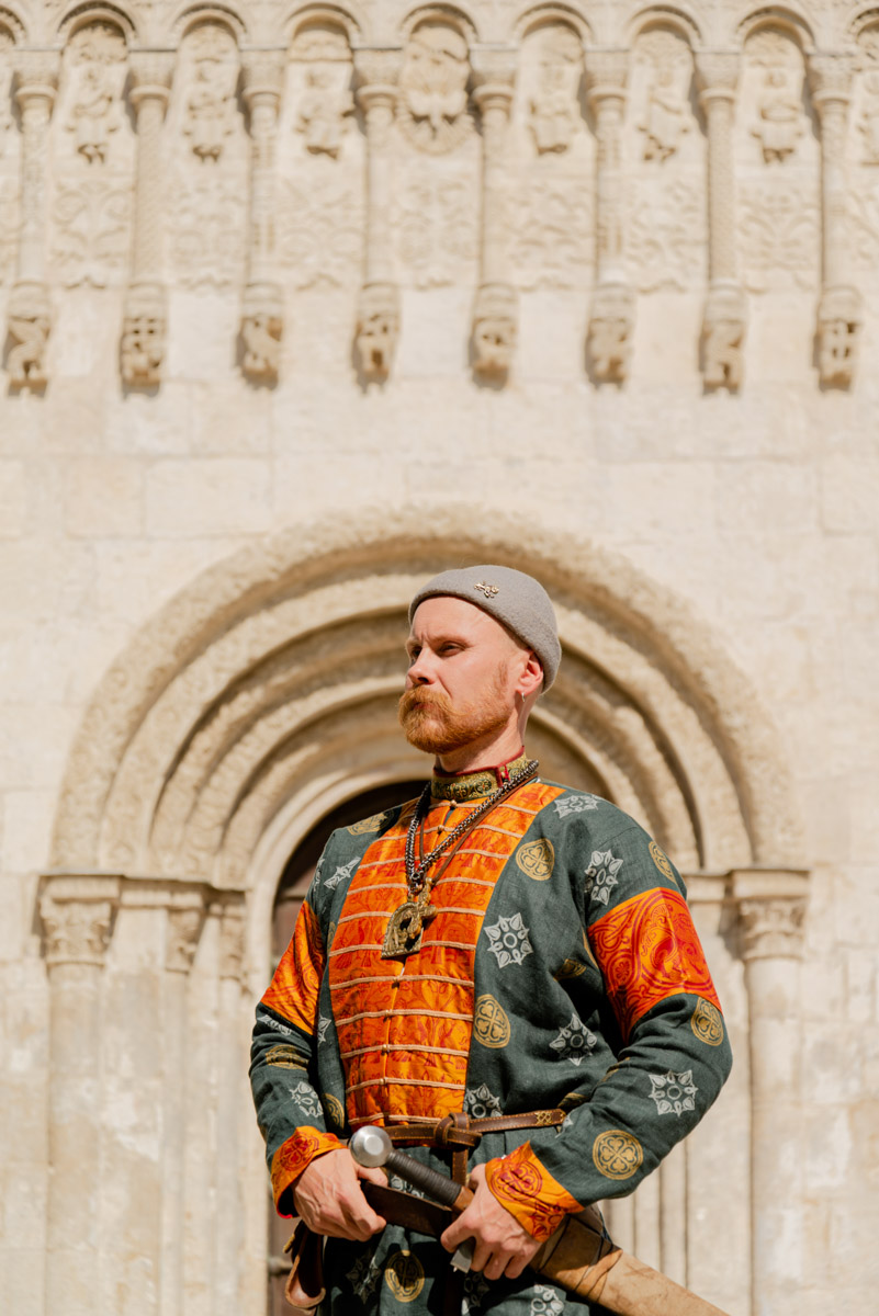 Владимиро-Суздальская земля хранит дух прошлого. Стены древних храмов и живописные просторы вдохновляют местных жителей на творческие проекты. Подхватив тренд, «Ключ-Медиа» собрал исторические и стилизованные фотоистории, погружающие зрителя в глубь веков.