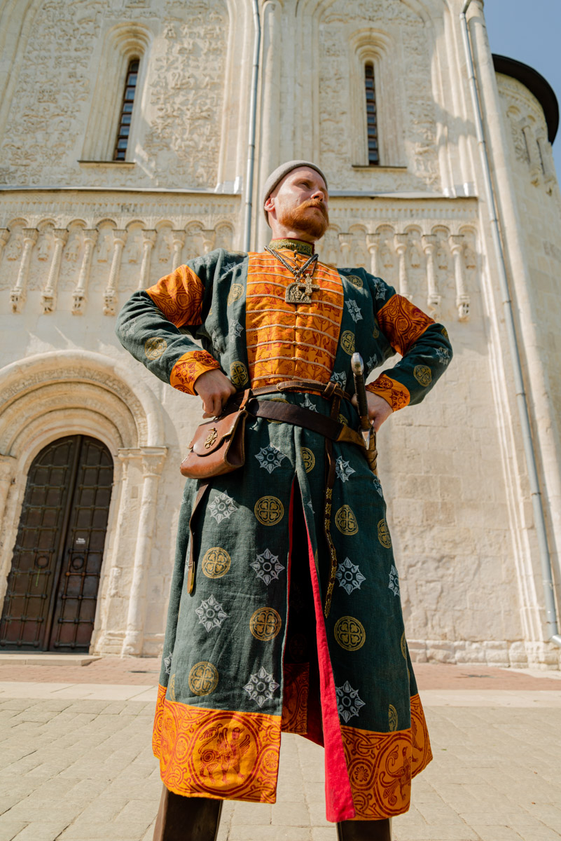 Владимиро-Суздальская земля хранит дух прошлого. Стены древних храмов и живописные просторы вдохновляют местных жителей на творческие проекты. Подхватив тренд, «Ключ-Медиа» собрал исторические и стилизованные фотоистории, погружающие зрителя в глубь веков.