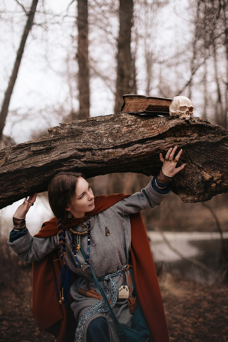 Владимиро-Суздальская земля хранит дух прошлого. Стены древних храмов и живописные просторы вдохновляют местных жителей на творческие проекты. Подхватив тренд, «Ключ-Медиа» собрал исторические и стилизованные фотоистории, погружающие зрителя в глубь веков.