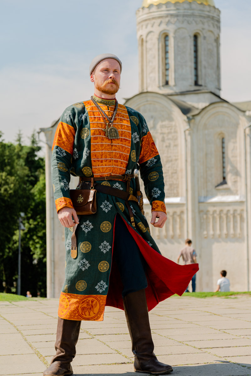 Владимиро-Суздальская земля хранит дух прошлого. Стены древних храмов и живописные просторы вдохновляют местных жителей на творческие проекты. Подхватив тренд, «Ключ-Медиа» собрал исторические и стилизованные фотоистории, погружающие зрителя в глубь веков.