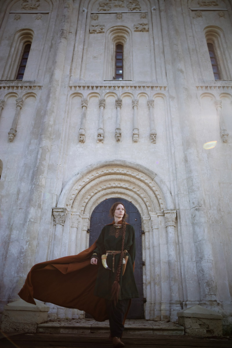 Владимиро-Суздальская земля хранит дух прошлого. Стены древних храмов и живописные просторы вдохновляют местных жителей на творческие проекты. Подхватив тренд, «Ключ-Медиа» собрал исторические и стилизованные фотоистории, погружающие зрителя в глубь веков.