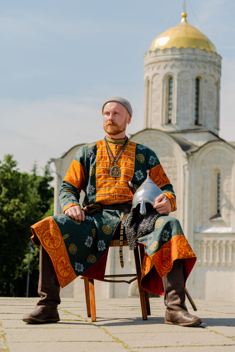 Владимиро-Суздальская земля хранит дух прошлого. Стены древних храмов и живописные просторы вдохновляют местных жителей на творческие проекты. Подхватив тренд, «Ключ-Медиа» собрал исторические и стилизованные фотоистории, погружающие зрителя в глубь веков.