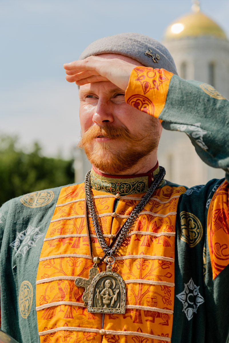 Владимиро-Суздальская земля хранит дух прошлого. Стены древних храмов и живописные просторы вдохновляют местных жителей на творческие проекты. Подхватив тренд, «Ключ-Медиа» собрал исторические и стилизованные фотоистории, погружающие зрителя в глубь веков.