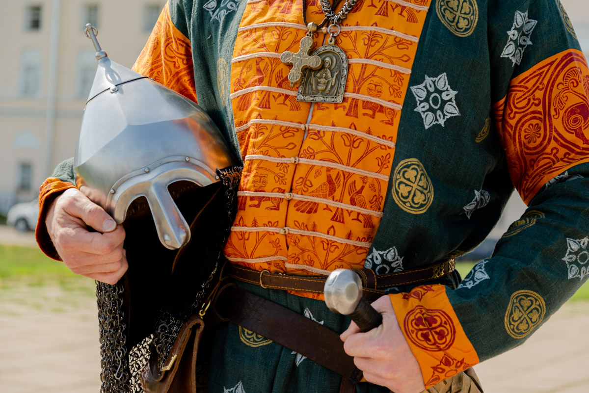 Владимиро-Суздальская земля хранит дух прошлого. Стены древних храмов и живописные просторы вдохновляют местных жителей на творческие проекты. Подхватив тренд, «Ключ-Медиа» собрал исторические и стилизованные фотоистории, погружающие зрителя в глубь веков.