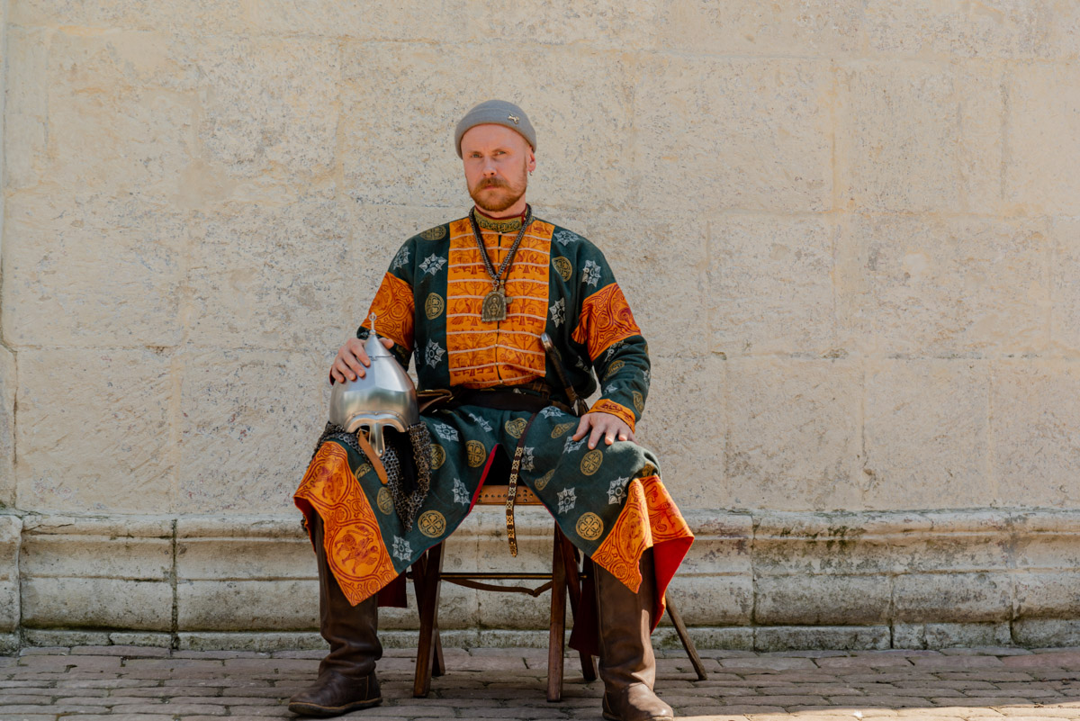 Владимиро-Суздальская земля хранит дух прошлого. Стены древних храмов и живописные просторы вдохновляют местных жителей на творческие проекты. Подхватив тренд, «Ключ-Медиа» собрал исторические и стилизованные фотоистории, погружающие зрителя в глубь веков.