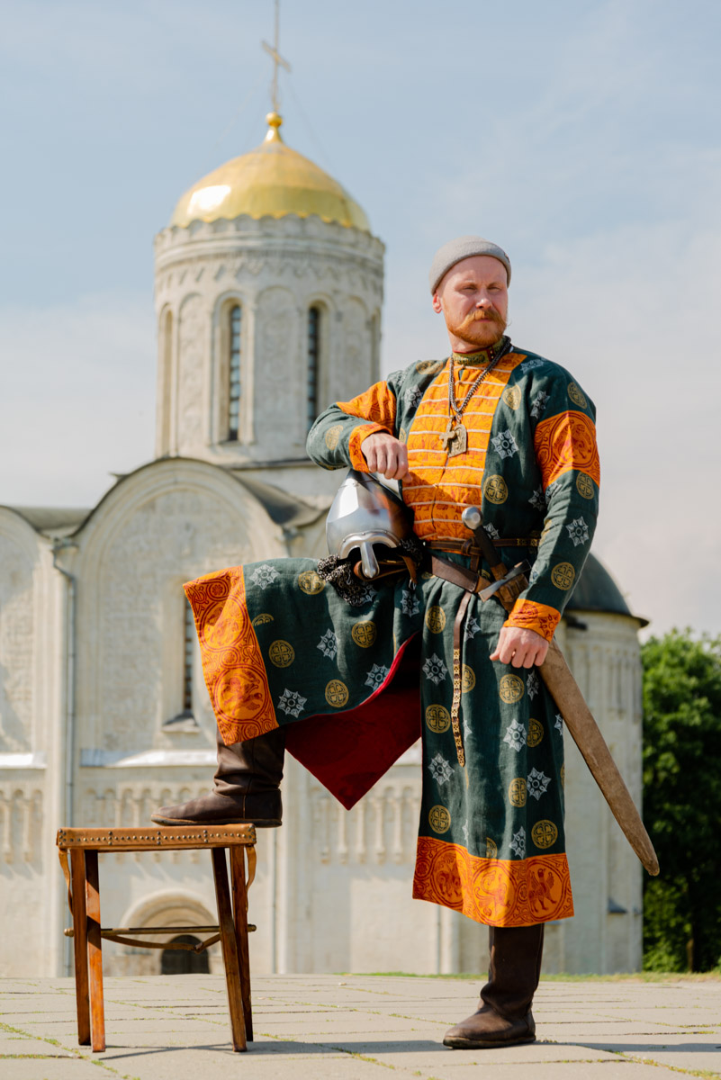 Владимиро-Суздальская земля хранит дух прошлого. Стены древних храмов и живописные просторы вдохновляют местных жителей на творческие проекты. Подхватив тренд, «Ключ-Медиа» собрал исторические и стилизованные фотоистории, погружающие зрителя в глубь веков.