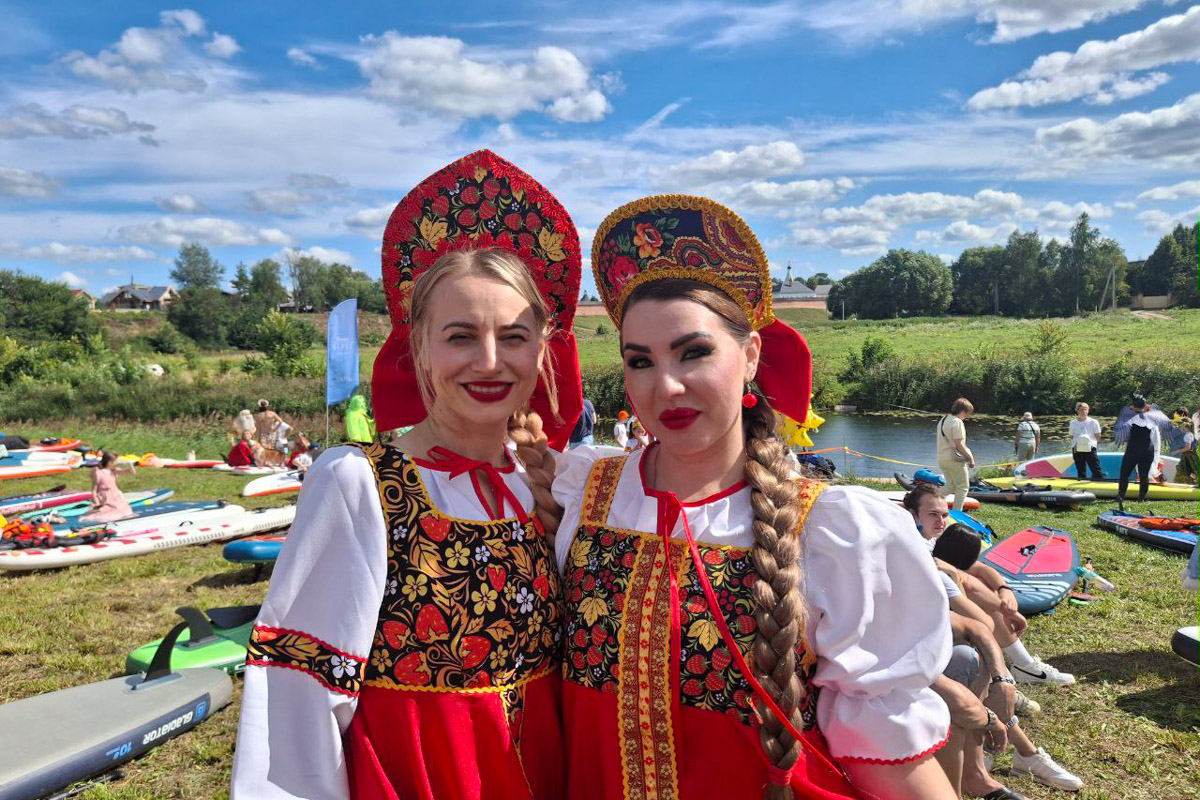 Sup-карнавал в Суздале точно войдет в топ ярких ивентов уходящего лета. Костюмированный фестиваль собрал более тысячи участников из разных регионов страны, которые примерили самые неожиданные образы. В минувшие выходные по Каменке бок о бок проплыли дед Мазай, Бэтмен, Марио. Кто еще вышел на воду, читайте в материале «Ключ-Медиа».