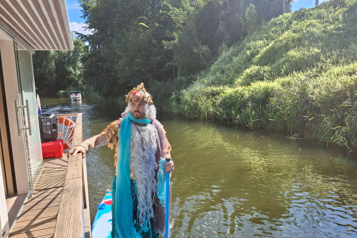 Sup-карнавал в Суздале точно войдет в топ ярких ивентов уходящего лета. Костюмированный фестиваль собрал более тысячи участников из разных регионов страны, которые примерили самые неожиданные образы. В минувшие выходные по Каменке бок о бок проплыли дед Мазай, Бэтмен, Марио. Кто еще вышел на воду, читайте в материале «Ключ-Медиа».