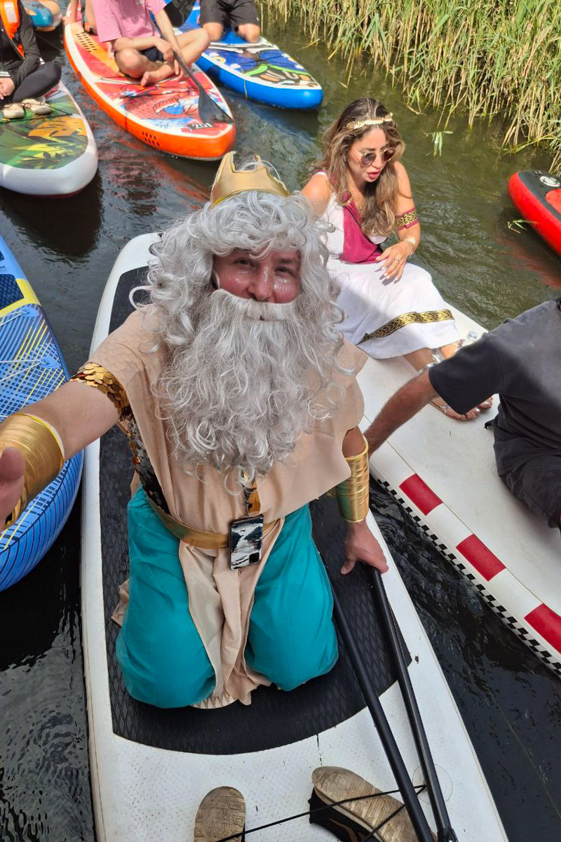 Sup-карнавал в Суздале точно войдет в топ ярких ивентов уходящего лета. Костюмированный фестиваль собрал более тысячи участников из разных регионов страны, которые примерили самые неожиданные образы. В минувшие выходные по Каменке бок о бок проплыли дед Мазай, Бэтмен, Марио. Кто еще вышел на воду, читайте в материале «Ключ-Медиа».