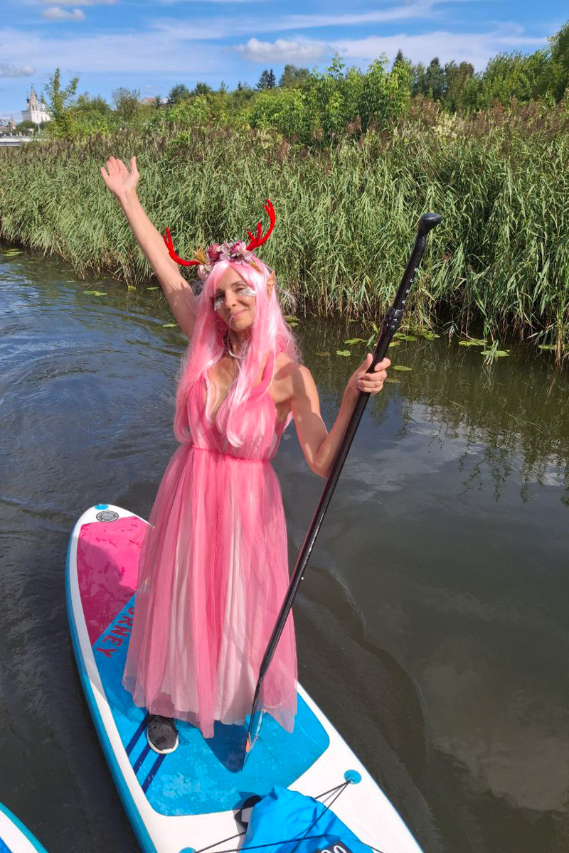Sup-карнавал в Суздале точно войдет в топ ярких ивентов уходящего лета. Костюмированный фестиваль собрал более тысячи участников из разных регионов страны, которые примерили самые неожиданные образы. В минувшие выходные по Каменке бок о бок проплыли дед Мазай, Бэтмен, Марио. Кто еще вышел на воду, читайте в материале «Ключ-Медиа».