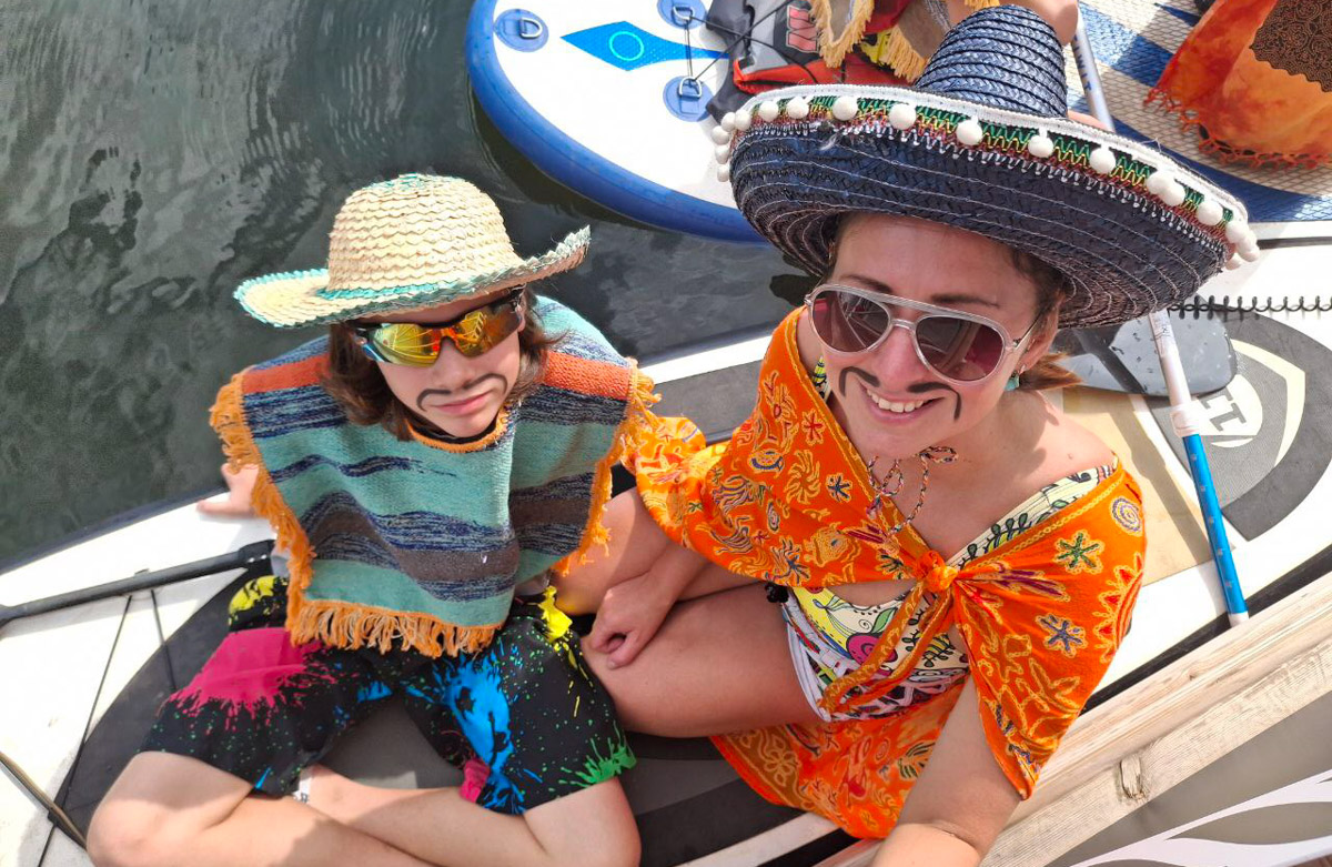 Sup-карнавал в Суздале точно войдет в топ ярких ивентов уходящего лета. Костюмированный фестиваль собрал более тысячи участников из разных регионов страны, которые примерили самые неожиданные образы. В минувшие выходные по Каменке бок о бок проплыли дед Мазай, Бэтмен, Марио. Кто еще вышел на воду, читайте в материале «Ключ-Медиа».