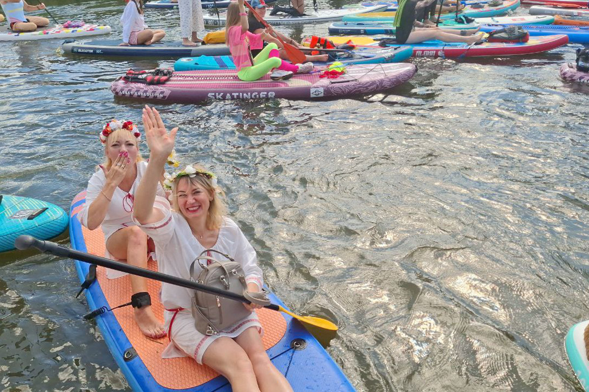 Sup-карнавал в Суздале точно войдет в топ ярких ивентов уходящего лета. Костюмированный фестиваль собрал более тысячи участников из разных регионов страны, которые примерили самые неожиданные образы. В минувшие выходные по Каменке бок о бок проплыли дед Мазай, Бэтмен, Марио. Кто еще вышел на воду, читайте в материале «Ключ-Медиа».