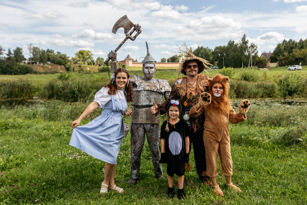 Sup-карнавал в Суздале точно войдет в топ ярких ивентов уходящего лета. Костюмированный фестиваль собрал более тысячи участников из разных регионов страны, которые примерили самые неожиданные образы. В минувшие выходные по Каменке бок о бок проплыли дед Мазай, Бэтмен, Марио. Кто еще вышел на воду, читайте в материале «Ключ-Медиа».