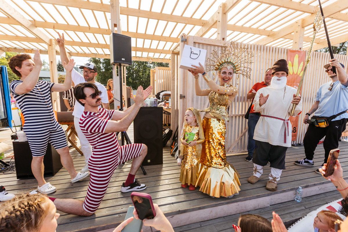 Sup-карнавал в Суздале точно войдет в топ ярких ивентов уходящего лета. Костюмированный фестиваль собрал более тысячи участников из разных регионов страны, которые примерили самые неожиданные образы. В минувшие выходные по Каменке бок о бок проплыли дед Мазай, Бэтмен, Марио. Кто еще вышел на воду, читайте в материале «Ключ-Медиа».