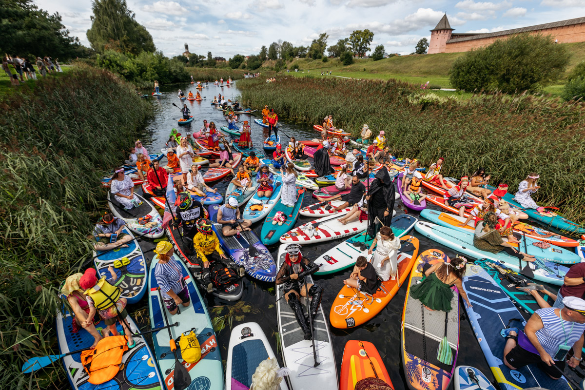 Sup-карнавал в Суздале точно войдет в топ ярких ивентов уходящего лета. Костюмированный фестиваль собрал более тысячи участников из разных регионов страны, которые примерили самые неожиданные образы. В минувшие выходные по Каменке бок о бок проплыли дед Мазай, Бэтмен, Марио. Кто еще вышел на воду, читайте в материале «Ключ-Медиа».