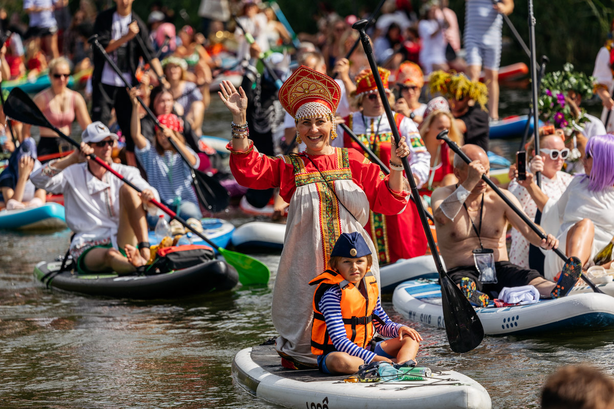 Sup-карнавал в Суздале точно войдет в топ ярких ивентов уходящего лета. Костюмированный фестиваль собрал более тысячи участников из разных регионов страны, которые примерили самые неожиданные образы. В минувшие выходные по Каменке бок о бок проплыли дед Мазай, Бэтмен, Марио. Кто еще вышел на воду, читайте в материале «Ключ-Медиа».