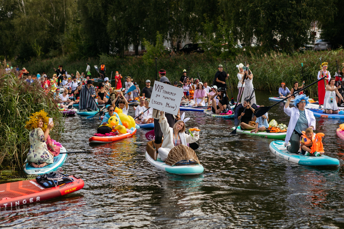 Sup-карнавал в Суздале точно войдет в топ ярких ивентов уходящего лета. Костюмированный фестиваль собрал более тысячи участников из разных регионов страны, которые примерили самые неожиданные образы. В минувшие выходные по Каменке бок о бок проплыли дед Мазай, Бэтмен, Марио. Кто еще вышел на воду, читайте в материале «Ключ-Медиа».