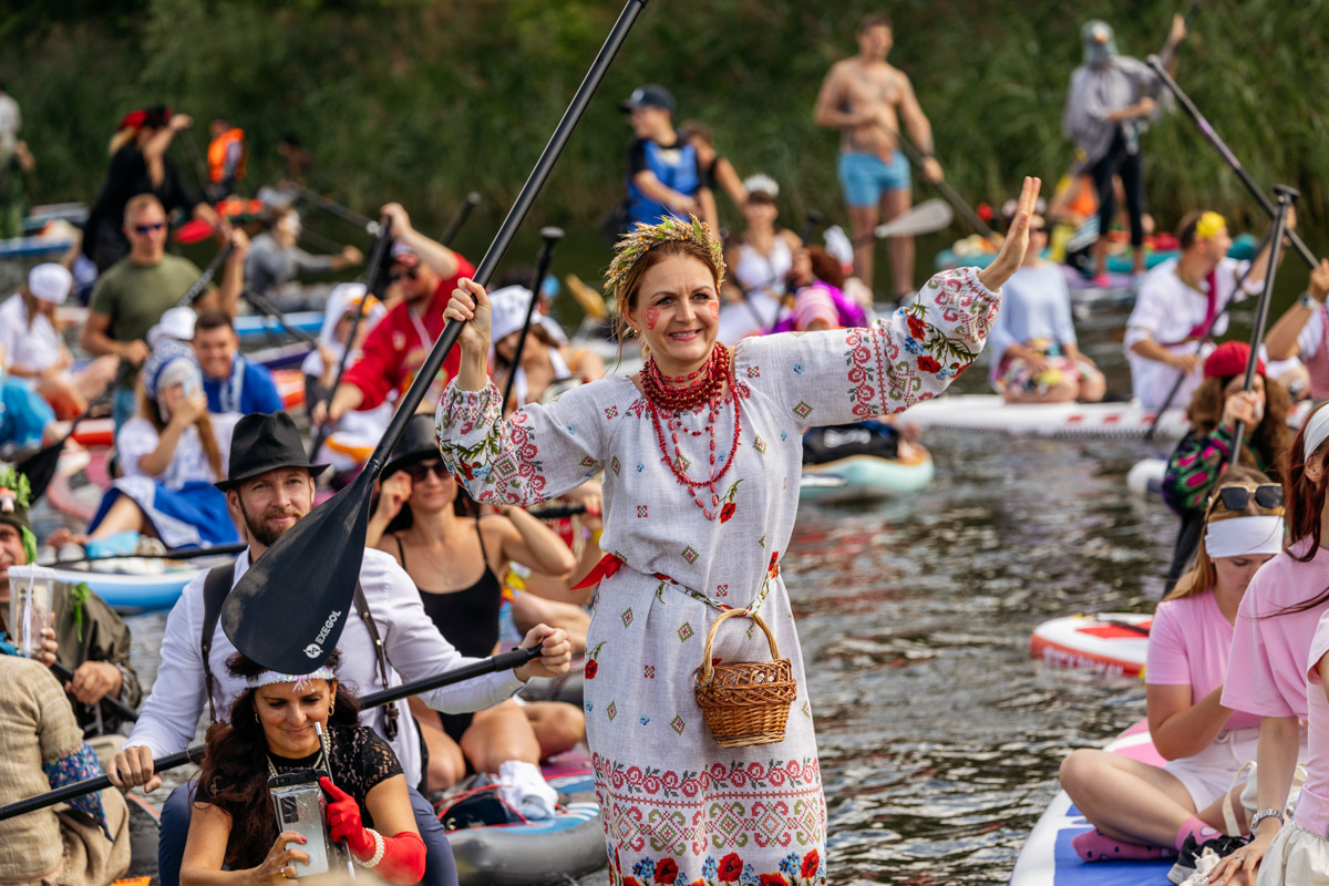 Sup-карнавал в Суздале точно войдет в топ ярких ивентов уходящего лета. Костюмированный фестиваль собрал более тысячи участников из разных регионов страны, которые примерили самые неожиданные образы. В минувшие выходные по Каменке бок о бок проплыли дед Мазай, Бэтмен, Марио. Кто еще вышел на воду, читайте в материале «Ключ-Медиа».
