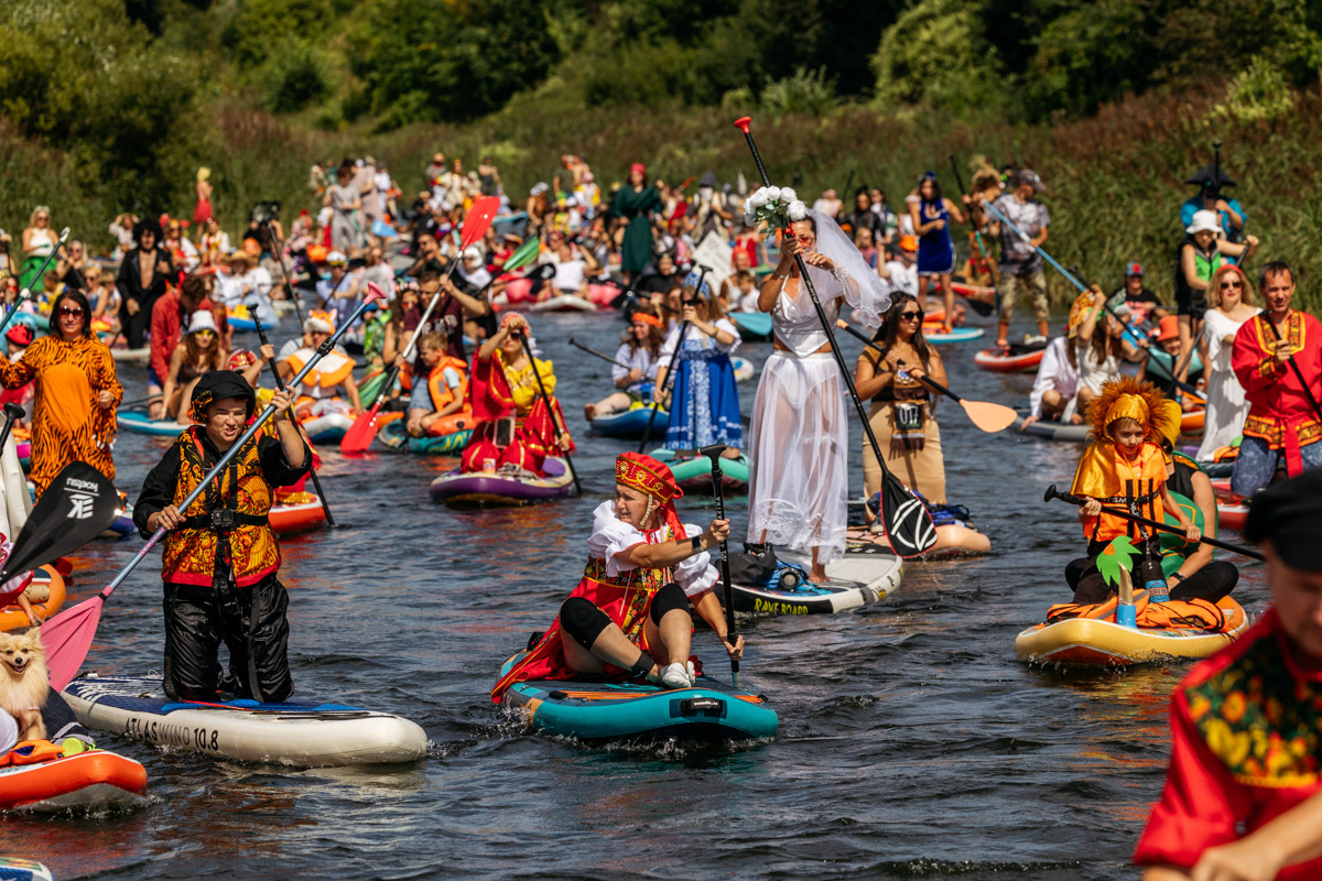 Sup-карнавал в Суздале точно войдет в топ ярких ивентов уходящего лета. Костюмированный фестиваль собрал более тысячи участников из разных регионов страны, которые примерили самые неожиданные образы. В минувшие выходные по Каменке бок о бок проплыли дед Мазай, Бэтмен, Марио. Кто еще вышел на воду, читайте в материале «Ключ-Медиа».