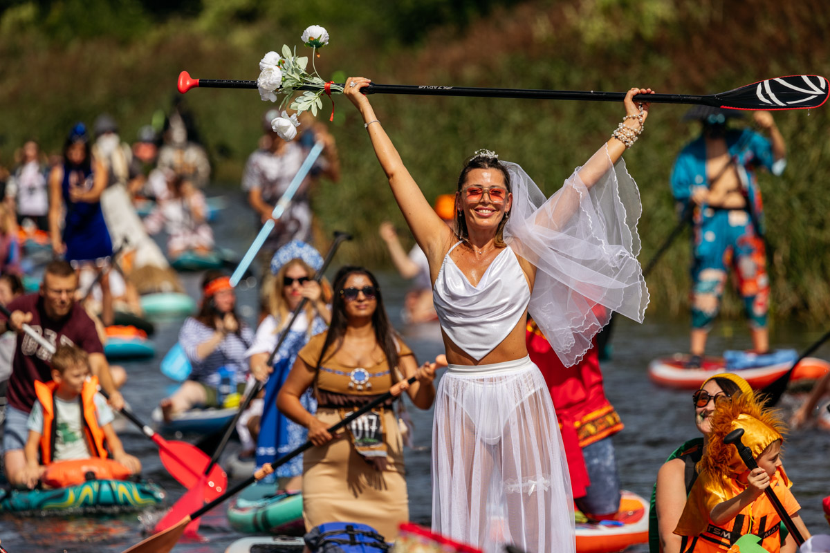 Sup-карнавал в Суздале точно войдет в топ ярких ивентов уходящего лета. Костюмированный фестиваль собрал более тысячи участников из разных регионов страны, которые примерили самые неожиданные образы. В минувшие выходные по Каменке бок о бок проплыли дед Мазай, Бэтмен, Марио. Кто еще вышел на воду, читайте в материале «Ключ-Медиа».