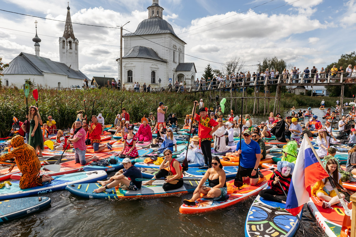 Sup-карнавал в Суздале точно войдет в топ ярких ивентов уходящего лета. Костюмированный фестиваль собрал более тысячи участников из разных регионов страны, которые примерили самые неожиданные образы. В минувшие выходные по Каменке бок о бок проплыли дед Мазай, Бэтмен, Марио. Кто еще вышел на воду, читайте в материале «Ключ-Медиа».