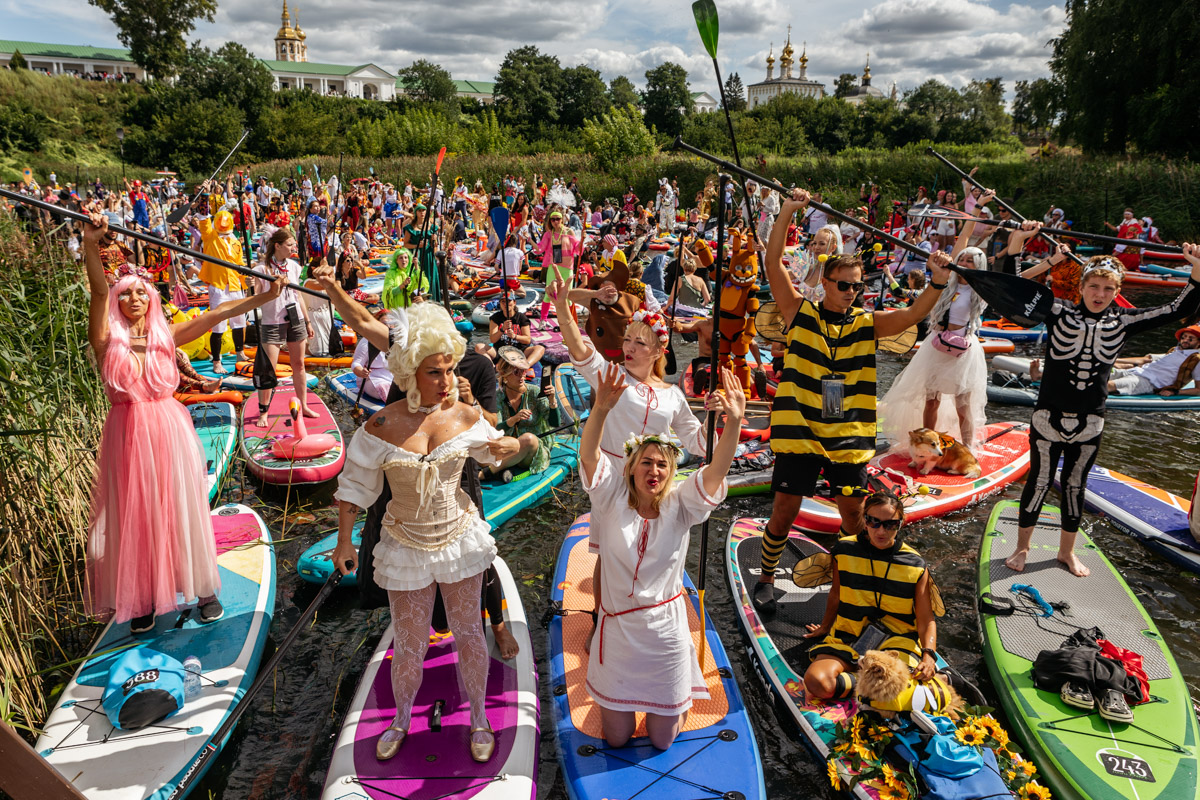 Sup-карнавал в Суздале точно войдет в топ ярких ивентов уходящего лета. Костюмированный фестиваль собрал более тысячи участников из разных регионов страны, которые примерили самые неожиданные образы. В минувшие выходные по Каменке бок о бок проплыли дед Мазай, Бэтмен, Марио. Кто еще вышел на воду, читайте в материале «Ключ-Медиа».