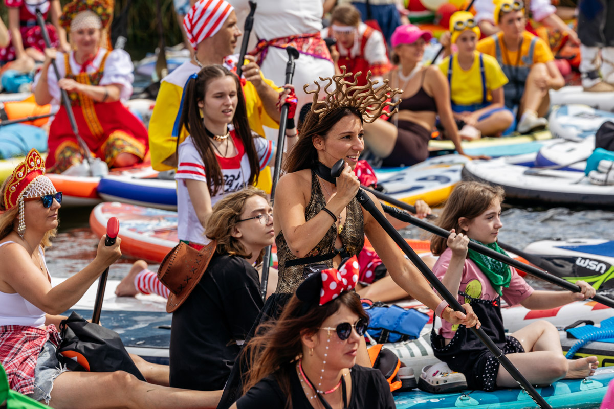 Sup-карнавал в Суздале точно войдет в топ ярких ивентов уходящего лета. Костюмированный фестиваль собрал более тысячи участников из разных регионов страны, которые примерили самые неожиданные образы. В минувшие выходные по Каменке бок о бок проплыли дед Мазай, Бэтмен, Марио. Кто еще вышел на воду, читайте в материале «Ключ-Медиа».